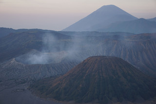 🌅【Brahma, Indonesia】Worth the chill! Waiting for the first rays of sunlight to illuminate the miraculous "alien landscape" 🌄✨