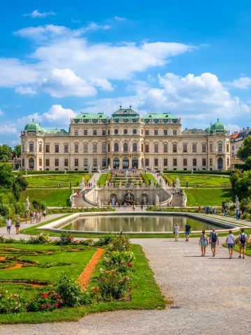 Một ngày khám phá nghệ thuật và văn hóa ở Vienna chắc chắn là lựa chọn hoàn hảo để đắm mình trong âm nhạc và vẻ đẹp nghệ thuật. Chuyến đi này bắt đầu từ Cung điện Schönbrunn nổi tiếng thế giới để cảm nhận sự xa hoa của triều đại Habsburg, đồng thời không bỏ lỡ kho báu nghệ thuật tiêu biểu nhất của Vienna, kiệt tác "Nụ hôn" của Klimt trong Cung điện Tuyệt đẹp. Tuyến đường này phù hợp cho những ai thích trải nghiệm văn hóa và bầu không khí lãng mạn một cách trọn vẹn.

🗓️ Tuyến đường cổ điển một ngày ở Vienna
Điểm dừng chân 1: Cung điện Schönbrunn (có vườn)
Nên dành nửa ngày tại nơi ở cũ của hoàng gia Habsburg này để khám phá cuộc sống cung đình lộng lẫy. Những khu vườn Baroque bên ngoài cung điện được bảo dưỡng vô cùng tốt và hoàn hảo cho việc đi bộ chậm rãi và chụp ảnh trong thời tiết đẹp. Nên đặt vé trực tuyến trước để giảm thời gian xếp hàng và tiết kiệm sức lực; sau khi tham quan sảnh chính, bạn có thể dành thêm thời gian dạo chơi trong vườn, chiêm ngưỡng đài phun nước, tượng và toàn cảnh thành phố Vienna.

Điểm dừng chân số 2: Cung điện Belvedere
Địa chỉ: Prinz-Eugen-Straße 27, 1030 Wien, Áo
Giờ mở cửa: 09:00 - 18:00 quanh năm
Giá vé: 150.0
Đi bộ lên khu vực Cung điện, bạn không thể bỏ lỡ bức tranh quý giá nhất trong bảo tàng – Nụ hôn của Klimt. Ngoài Klimt, bảo tàng còn có rất nhiều tác phẩm Baroque và hiện đại. Nội thất trang nhã, và mỗi khu vực trưng bày đều hoàn hảo để chiêm ngưỡng kỹ lưỡng và chụp ảnh. Nên đi thẳng đến khu vực Belvedere phía trên trước, khu vực bảo tàng được phân chia rõ ràng, đi theo tuyến đường này là dễ dàng nhất - đặc biệt là các bức tranh nổi tiếng nằm gần khu vực đông người, bạn nên chờ một chút để đến được vị trí đẹp.

Điểm dừng chân 3: Một bữa tiệc âm nhạc về đêm
Lựa chọn 1: Nhà hát Opera Quốc gia Vienna
Địa chỉ: Operanring 2, 1010 Wien, Áo
Giá vé: 510.0
Lựa chọn 2: Buổi hòa nhạc Mozart tại Vienna (Musikverein tại Sảnh Vàng)
Địa chỉ: Musikvereinspl. 1, 1010 Wien, Áo
Nếu bạn là người yêu thích nhạc cổ điển, cả hai địa điểm đều đáng để thử. Nhà hát Opera Quốc gia có nhiều chương trình biểu diễn buổi tối và rất tiêu biểu cho phong cách độc đáo của nó, trong khi Sảnh Vàng là một địa điểm hành hương của nhạc cổ điển với âm thanh và không gian tuyệt vời. Nên đến sớm để cảm nhận không khí sôi động. Đối với các buổi hòa nhạc trang trọng, nên ăn mặc phù hợp và tìm hiểu về chương trình trong ngày trước khi biểu diễn.

Mẹo du lịch thực tế:
1. Khu vực Cung điện Mùa xuân tươi đẹp rất rộng, nhớ mang giày thoải mái và uống nước trước khi đi;

2. Phòng triển lãm Cung điện Mùa xuân tươi đẹp có điều hòa, rất thoải mái cho các chuyến tham quan mùa hè. Hãy cân nhắc mua gói vé vào cửa nhanh. 3. Các buổi hòa nhạc/nhà hát opera khuyến khích mua vé và đặt chỗ trực tuyến trước để tránh hết chỗ hoặc xếp hàng dài.

4. Nên di chuyển giữa các điểm tham quan chính ở Vienna bằng tàu điện ngầm hoặc xe điện.

Tuyến đường hôm nay dễ dàng kết nối bầu không khí hoàng gia và nghệ thuật đích thực nhất của Vienna, cùng với một đêm tiệc âm thanh, vừa trọn vẹn vừa vô cùng sôi động, chắc chắn là một tuyến đường kinh điển không thể bỏ lỡ ở Vienna!

Chủ đề hôm nay: Bạn mong chờ được thưởng thức tác phẩm nghệ thuật hoặc buổi hòa nhạc nào nhất ở Vienna?

#Chuyến đi Vienna #Ảnh Cung điện Thủ đô #Nụ hôn Klimt #Nhà hát Opera Quốc gia #Tham quan Cung điện Schönbrunn