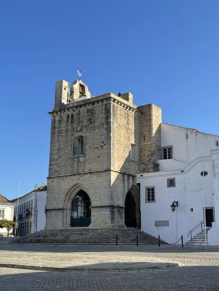 🇵🇹 法魯大教堂 | 葡萄牙法魯 ⛪🤍

法魯又一處美景,漫步於葡萄牙老城,彷彿穿越時光,回到過去。

法魯大教堂(Sé de Faro)是一座古老的教堂,位於葡萄牙阿爾加維地區法魯老城的中心地帶。這裡遍布迷人的白色建築,屋頂鋪著赤陶瓦,街道則由鵝卵石鋪成。

我尤其喜歡教堂前的大廣場——Largo da Sé——的氣氛。廣場中央矗立著一座雕像,周圍環繞著古老的建築和精心佈置的橘子樹。湛藍的天空映襯著這幅簡潔卻又充滿魅力的畫面。 📸

大教堂本身擁有數百年的歷史。教堂內部裝潢精美,建築細節令人嘆為觀止。周圍環境非常適合漫步、拍照,慢慢感受這座城市的獨特氛圍。

這裡並非那種需要匆匆忙忙趕路的旅遊景點。它非常適合放慢腳步,細細欣賞古老的建築,觀察門窗上的精美細節,或尋找絕佳的拍照地點。

令我印象深刻的另一點是,這裡與阿爾加維的海濱旅遊景點截然不同。一旦踏入老城區,你會發現這裡的氛圍大不相同。你會看到葡萄牙的另一面,裡面充滿了故事,建築仍保留著原汁原味的風貌。

如果你有機會遊覽法魯,我建議你漫步於法魯大教堂周圍。無需花費太多時間,你就能感受到那裡的獨特氛圍;正是這個小細節讓這座城市令人難忘🤍

📍 法魯大教堂(Sé de Faro),法魯,阿爾加維,葡萄牙 🇵🇹

#法魯大教堂 #SeDeFaro #法魯 #阿爾加維 #Portugal #TravelPortugal #TravelFaro #PortugalTravel #EuropeTravel #TravelPortugalIndependently