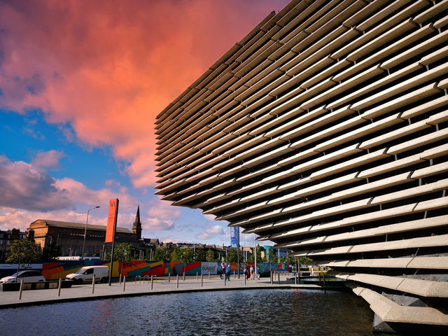 光與影的舞蹈：隈研吾的 V&A Dundee ☀️🌑🕺💃