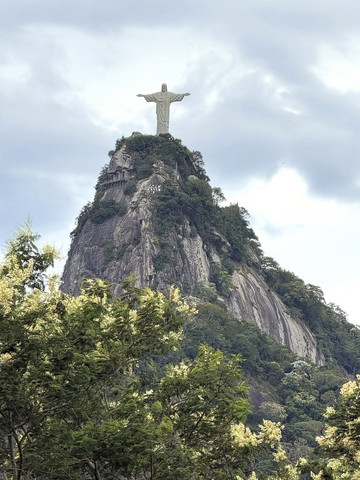 ブラジルのシンボルであり、新世界七不思議の一つ：リオのコルコバード