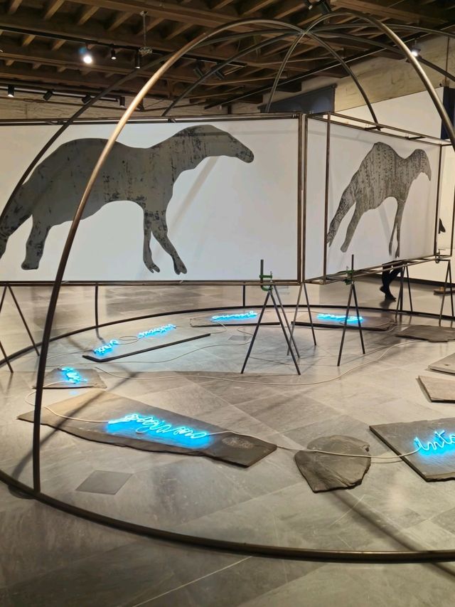 Beste pieces of modern art in Verona in a hidden building in the center!