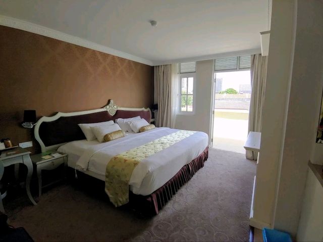 “Riverside Retreat: Roomy, Convenient & Charming”