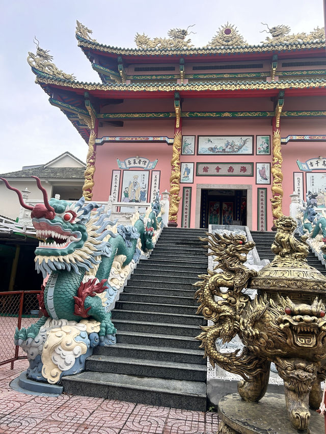 Pagoda & Temple of Phu Quok centre 
