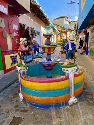 コロンビア旅行：グアタペのカラフルな通りはインフルエンサーに最適です！