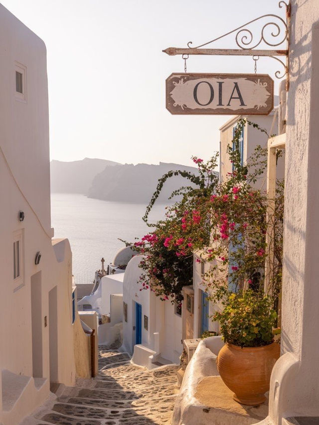 𝑫𝒊𝒔𝒄𝒐𝒗𝒆𝒓 𝒕𝒉𝒆 𝑴𝒂𝒈𝒊𝒄 𝒐𝒇 𝑺𝒂𝒏𝒕𝒐𝒓𝒊𝒏𝒊, 𝑮𝒓𝒆𝒆𝒄𝒆