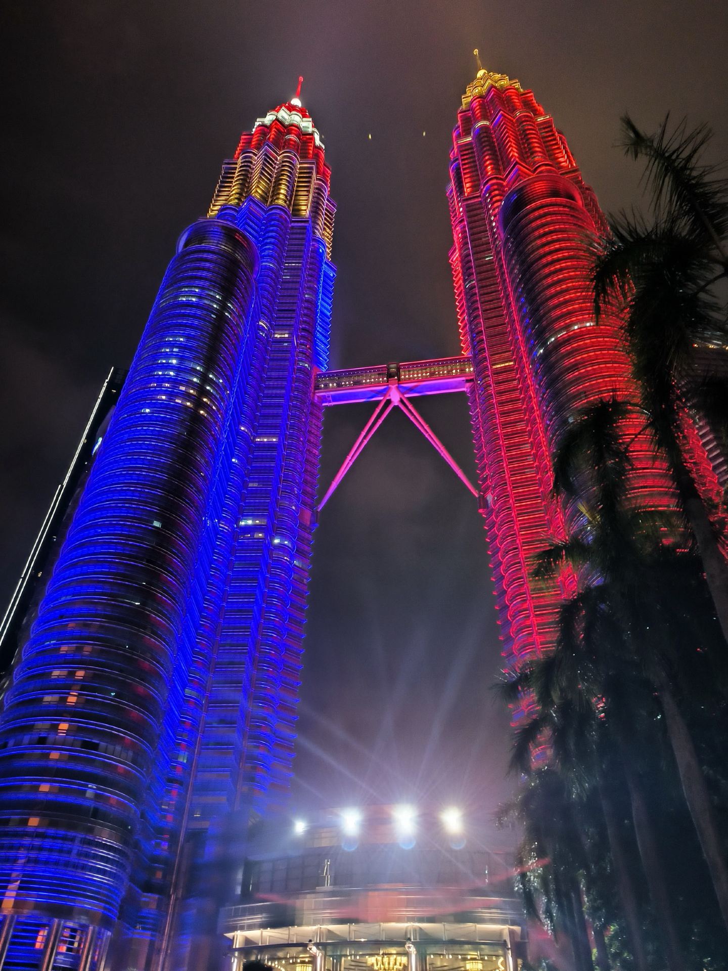 ✨🌃 Mesmerizing Kuala Lumpur! Evening at the Petronas Twin Towers 🇲🇾