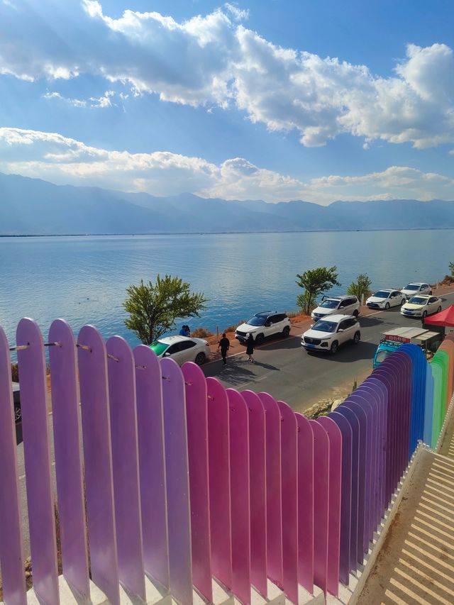 The Erhai Lake with the same color as the sky and sea.