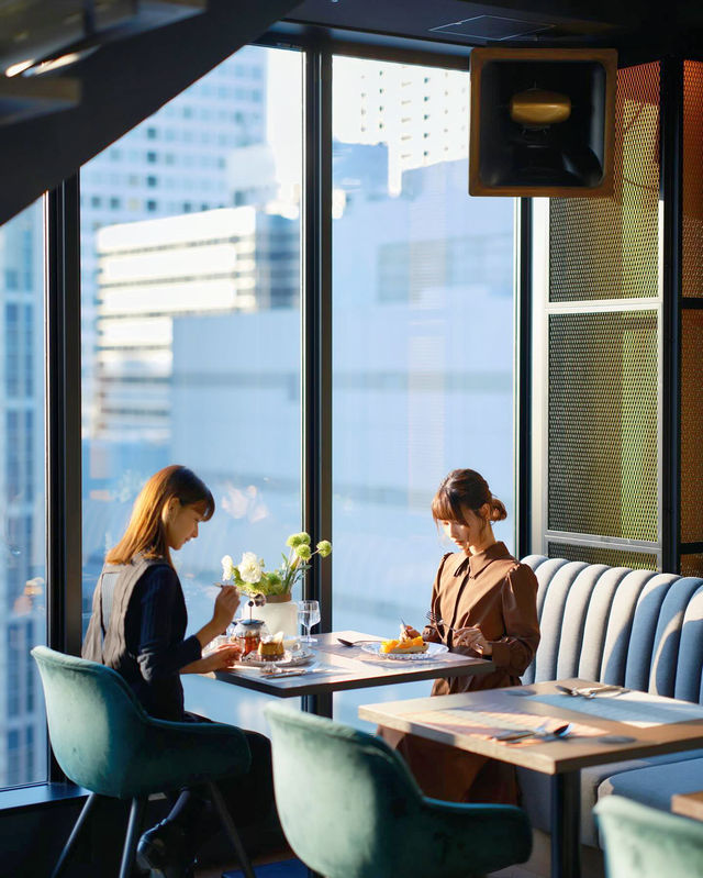 Rooftop Rendezvous: The Lively Bar 🥂🌟