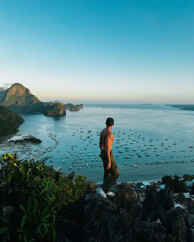 Forgot the snooze button; wake up to the adrenaline rush of Taraw Cliff in El Nido! Spoiler alert: The views up there are worth the early rise. 🌄