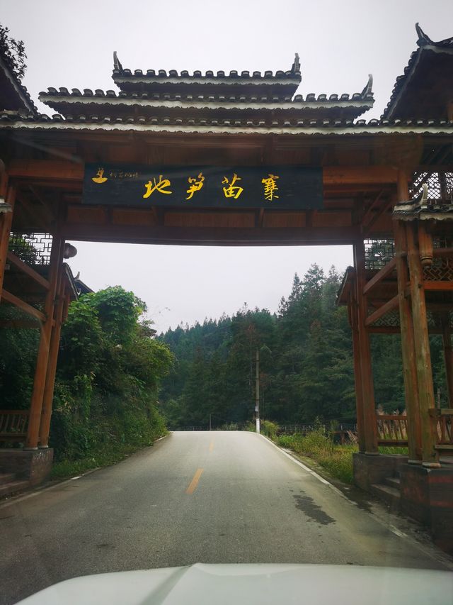 10月12日早上吃完了本地特色早餐就出發了，一路上漸漸有了秋天的顏色，還有一些晚稻金黃黃的，道路的兩