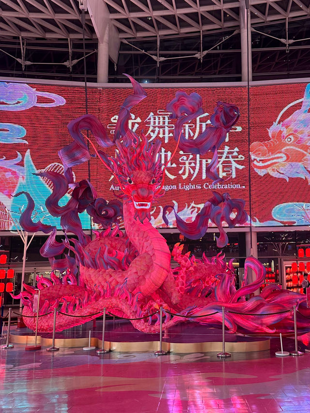 滿滿年味來襲｜粉紅巨龍驚現頤堤港