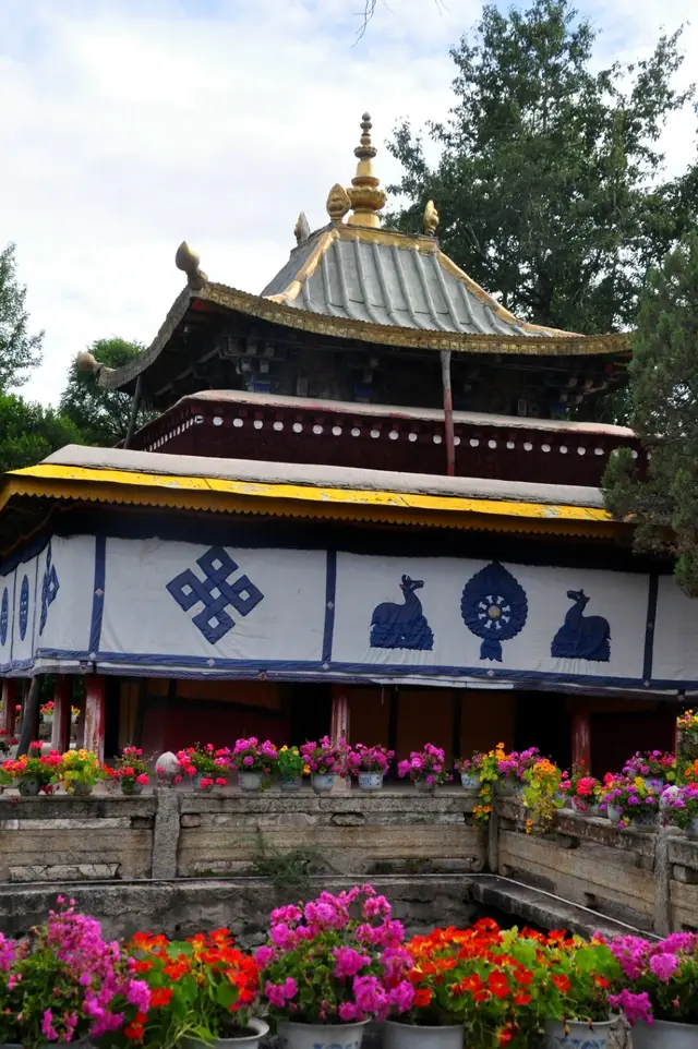 Norbu Lingka, the 'Summer Palace' on the Qinghai-Tibet Plateau