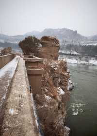 一夜雪後，濃霧中的三門峽大壩