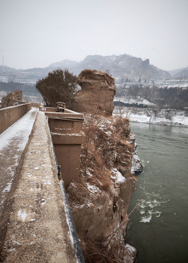 一夜雪後，濃霧中的三門峽大壩