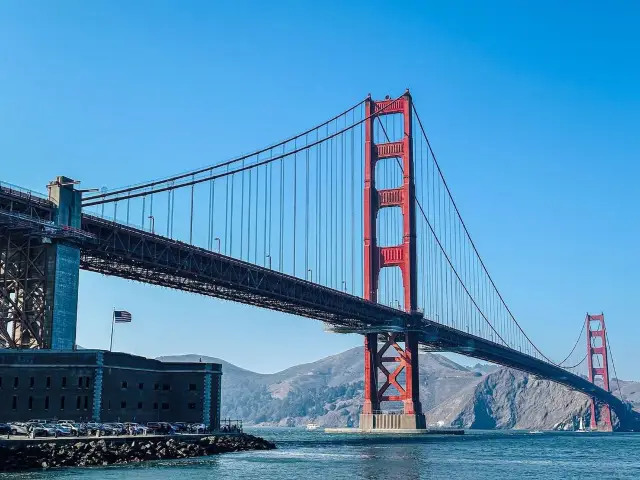 【絶景必見】真っ赤な橋が空と海に映える！世界で最も美しいゴールデンゲートブリッジの魅力に心奪われる💫🌉