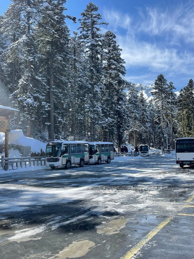 五彩池依然在白雪堆里呢