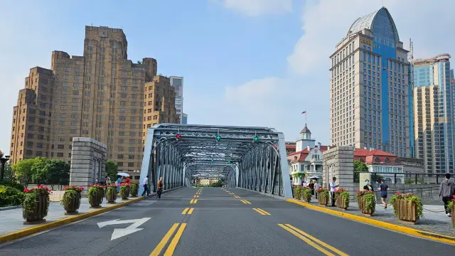 Looking at the Huangpu River from the Waibaidu Bridge