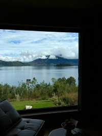 坐在窗邊，面向著湖水與神山發呆放空