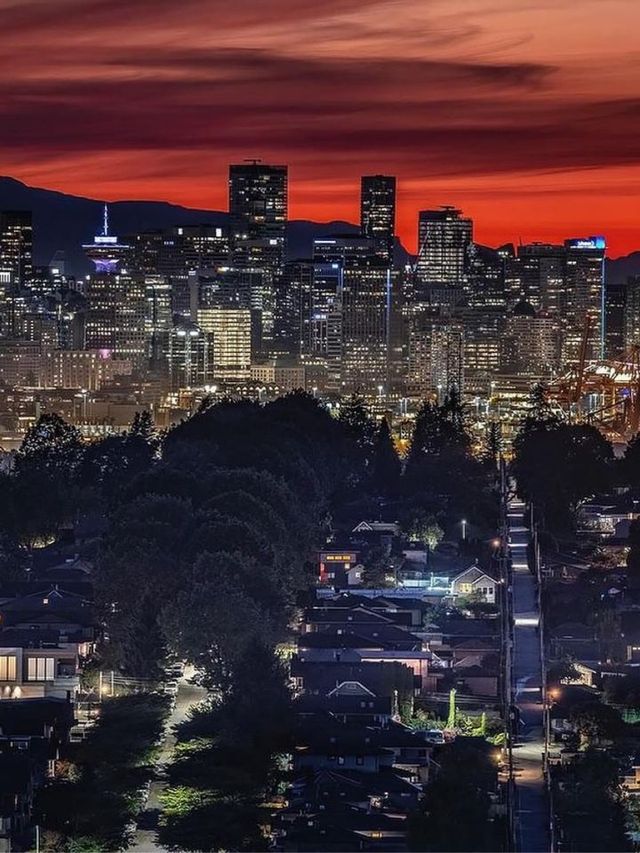 Vancouver's Skyline: A Symphony of Nature and Urbanity 🌇✨