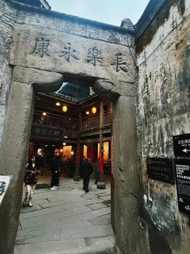 重慶｜山城巷，懸崖邊上的“立體迷宮”||