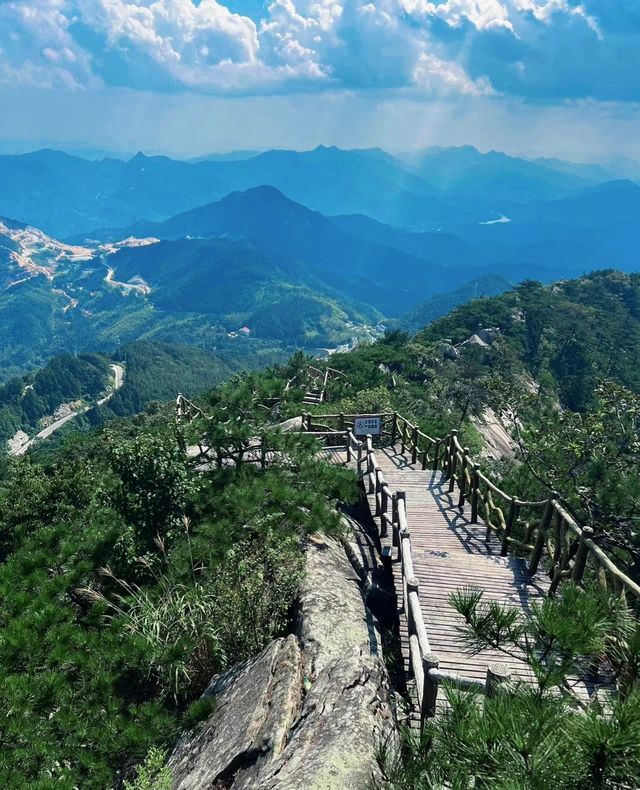 刀峰山是夏季旅遊的好地方