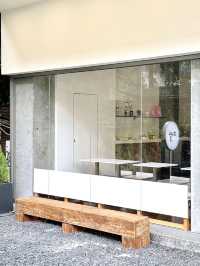 梨泰院新開！極簡奶油韓系咖啡店，邂逅悠閒時光