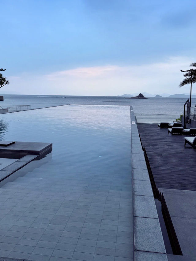 海天入夢，日光裡的柔藍曲線—深圳大梅沙京基洲際酒店