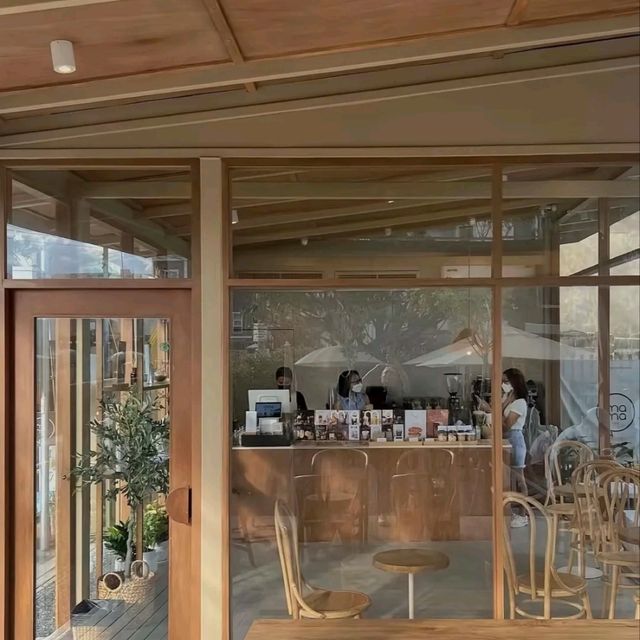 【🌿曼谷Ratchada隱世湖畔Cafe！坐池塘邊放空半日超治癒～】