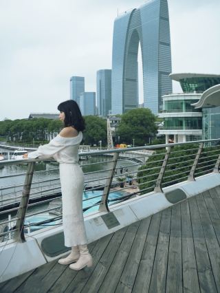 Staying in a "Cruise Ship" Overlooking Jinji Lake: A Picture-Perfect View by the Window, Sleeping by the Water