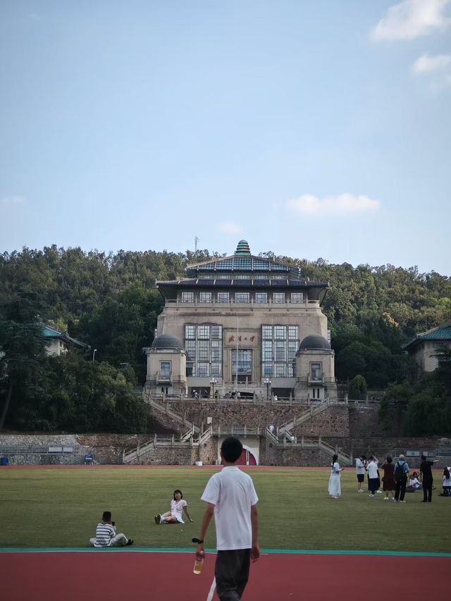 喺武大校園漫步,每一寸土地都散發住濃厚嘅文化底蘊。 喺武大校園漫步,每一寸土地都散發住濃厚嘅文化底蘊。