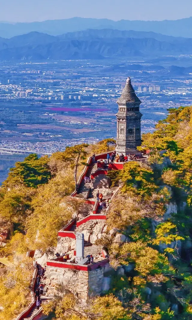 Ginkgo Ancient Temple's Autumn Scenery is Unmatched