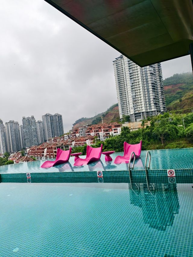 在版納雨林裡住進了現實版《飛屋環遊記》！