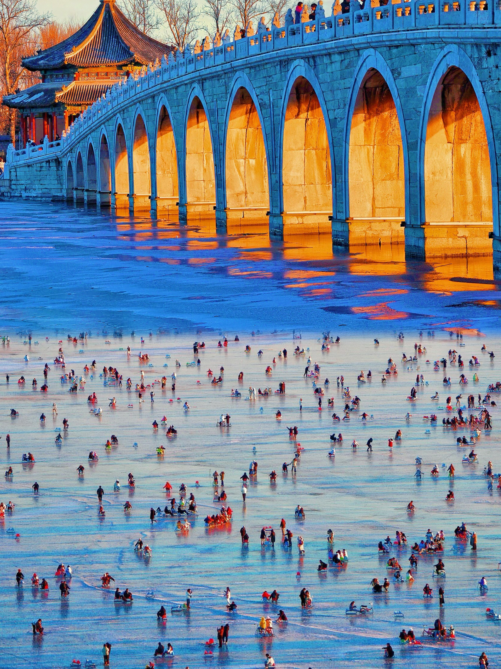 After a year, we finally waited for you! 🎉 Beijing friends, get ready to go, the royal ice rink is about to open. Save this super comprehensive play guide first! ⛸️

⏳ Ice rink opening time:
Early January to February 3, 2026
(Subject to official notice)
In previous years, it was from early January to February. According to reliable sources, it won’t be much different this year either—depending on the ice conditions on the lake 👀

📸 Stunning photo spots (personally tested and effective!):
1️⃣ Seventeen-Arch Bridge Golden Light Tunnel 🌟
Climb to the top of the Tower of Buddhist Incense to overlook Kunming Lake. The real-life "Ten Thousand People Ice Festival" scene is simply spectacular!
2️⃣ Seventeen-Arch Bridge Sunset 🌇
At sunset, every shot looks like a blockbuster photo.
3️⃣ South Lake Island Close-up View 🎆
Around the winter solstice, you can see the magical scene of golden light filling the Seventeen-Arch Bridge tunnels.
4️⃣ Kunming Lake Ice Rink + Tower of Buddhist Incense Background ❄️
This spot is definitely a winter exclusive! The background is amazing.
5️⃣ Suzhou Street Ice Rink 🏯
With its ancient and elegant architecture, it feels like a quick trip to Jiangnan.

🚶‍♂️ Best play route:
Enter from North Palace Gate → Suzhou Street → Four Great Continents → Painting Tour → Long Corridor → Paiyun Hall → Tower of Buddhist Incense → Seventeen-Arch Bridge → South Lake Island → Exit from New Palace Gate
(A thoughtful map is attached on page 6~)

🕰️ Business hours:
09:00-17:00 (Last entry at 16:30)
📍 Transportation guide:
Subway Line 4 Beigongmen Station (near North Palace Gate)
Xiyuan Station (near East Palace Gate/New Palace Gate)

Warm tips:
The temperature difference is big in winter, be sure to dress warmly~
Don’t forget to bring gloves, hats, and scarves!