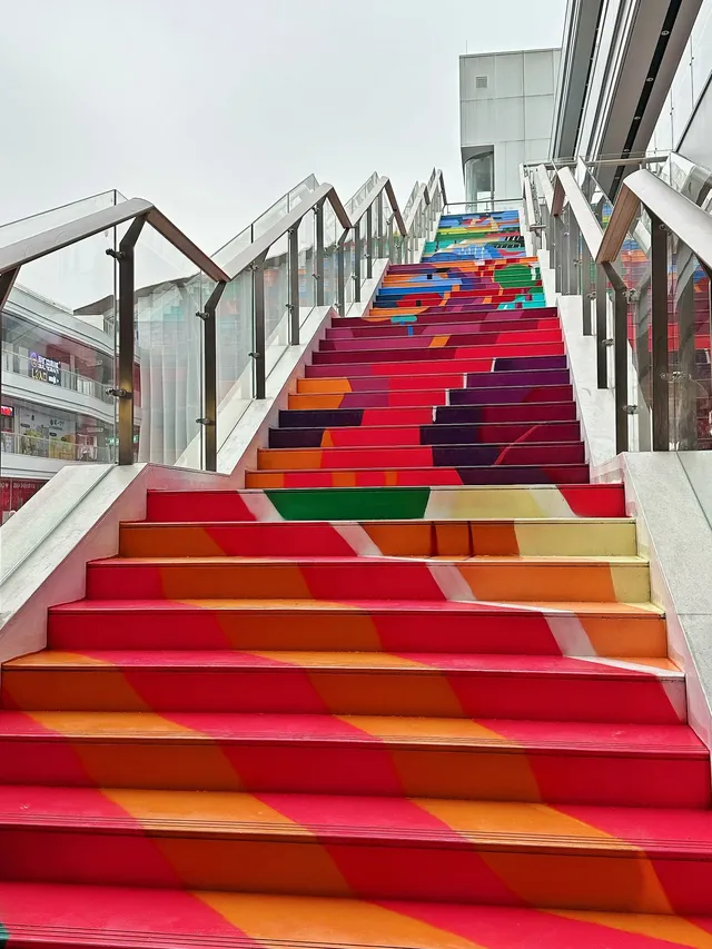 旺角薈彩繪階梯|一步踏入藝術浪潮裡 旺角薈彩繪階梯|一步踏入藝術浪潮裡