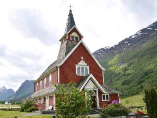 オールデン旅行ガイド: フィヨルドと氷河が出会う村