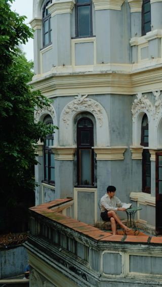 Di dalam bangunan-bangunan bergaya Barat yang berusia seabad, kita dapat memahami ritme kehidupan yang lambat di Pulau Gulangyu.