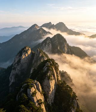 Walking through the misty wonderland of Lushan