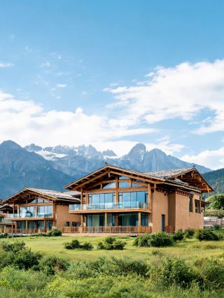 I stayed in a Tibetan-style mountain view room in Shangri-La, and it was so healing