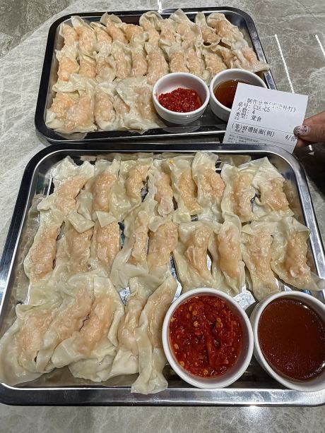 Sampai balik lagi 3 kali dalam 6 hari!!
✔️ Sayap ayam jagung telur asin: digoreng sampai gendut, renyah di luar tapi lembut di dalam, plus dibalur remahan telur asin!! Terus ada ✔️ lumpia udang renyah & telur ikan: isian udang besar, telur ikan, dan saus salad—renyah, gurih, manis, semuanya jadi satu. ✔️ Bola udang wasabi: ukurannya gede banget, creamy, ngebayanginnya aja udah bikin ngiler!
Tenderloin babi adas, kue beras kepiting bulu, dan mie goreng Shanghai juga hidangan khas Shanghai yang otentik dan enak parah 🤤 Harganya cuma puluhan yuan per orang, tiap ada temen yang main ke Shanghai bakal gue ajak ke sini!