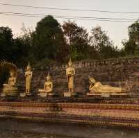 燦然と輝く黄金の仏塔　Samakkhixay Stupa
