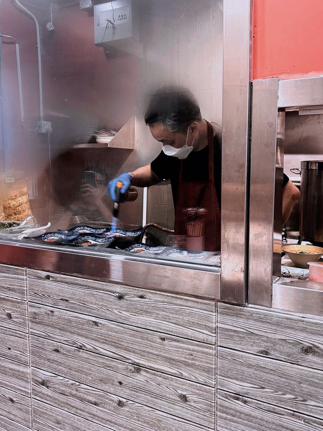 尖沙咀超人氣長龍小店，只賣三碗麵🍜?!