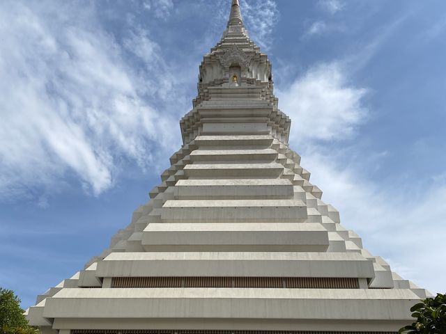 泰國曼谷華麗的「水門寺」