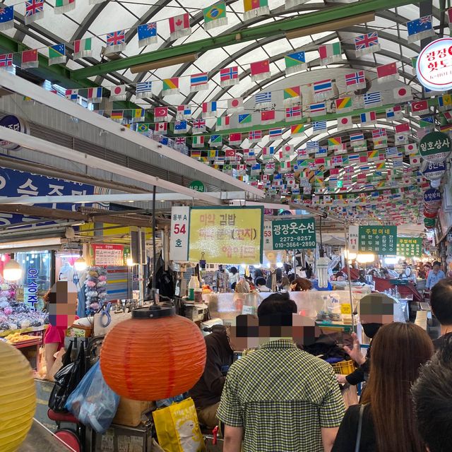 ソウル「広蔵市場」名物の刺身三昧(ユッケ、生レバー、センマイ、テナガタコ)