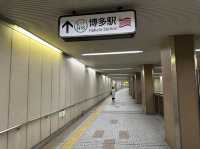 福岡・博多。博多駅の地下街と地下鉄祇園駅を結ぶ『祇園駅(博多旧市街口)方面連絡通路』と『Fギャラリー』