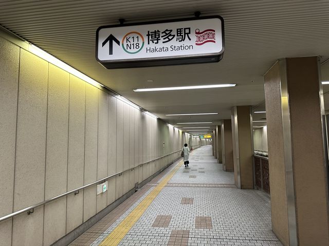 福岡・博多。博多駅の地下街と地下鉄祇園駅を結ぶ『祇園駅(博多旧市街口)方面連絡通路』と『Fギャラリー』