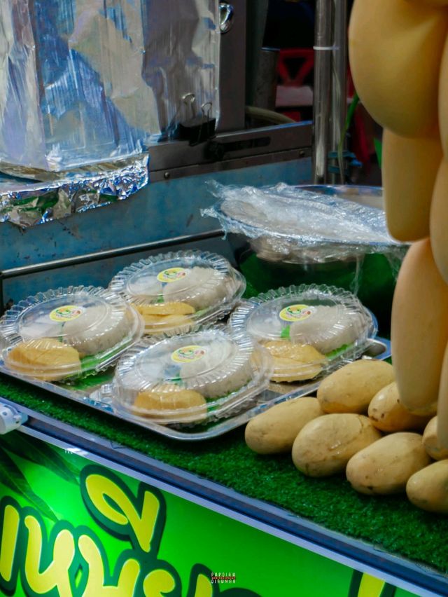 เดินเล่นหาของกินยามค่ำคืนที่ตลาดโต้รุ่งหัวหิน
