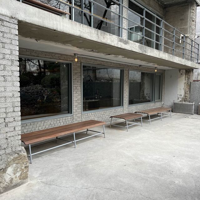 조용한 도심 속 대형카페, 앤트러사이트 서교점