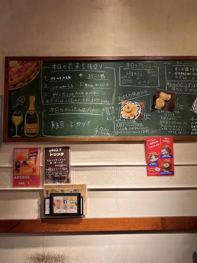 東京【新宿】ピザ500円から〜！手軽に入れるワインバー
