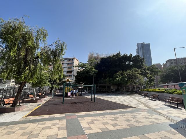 車來車往交通迴旋處旁邊嘅一個硬地足球場